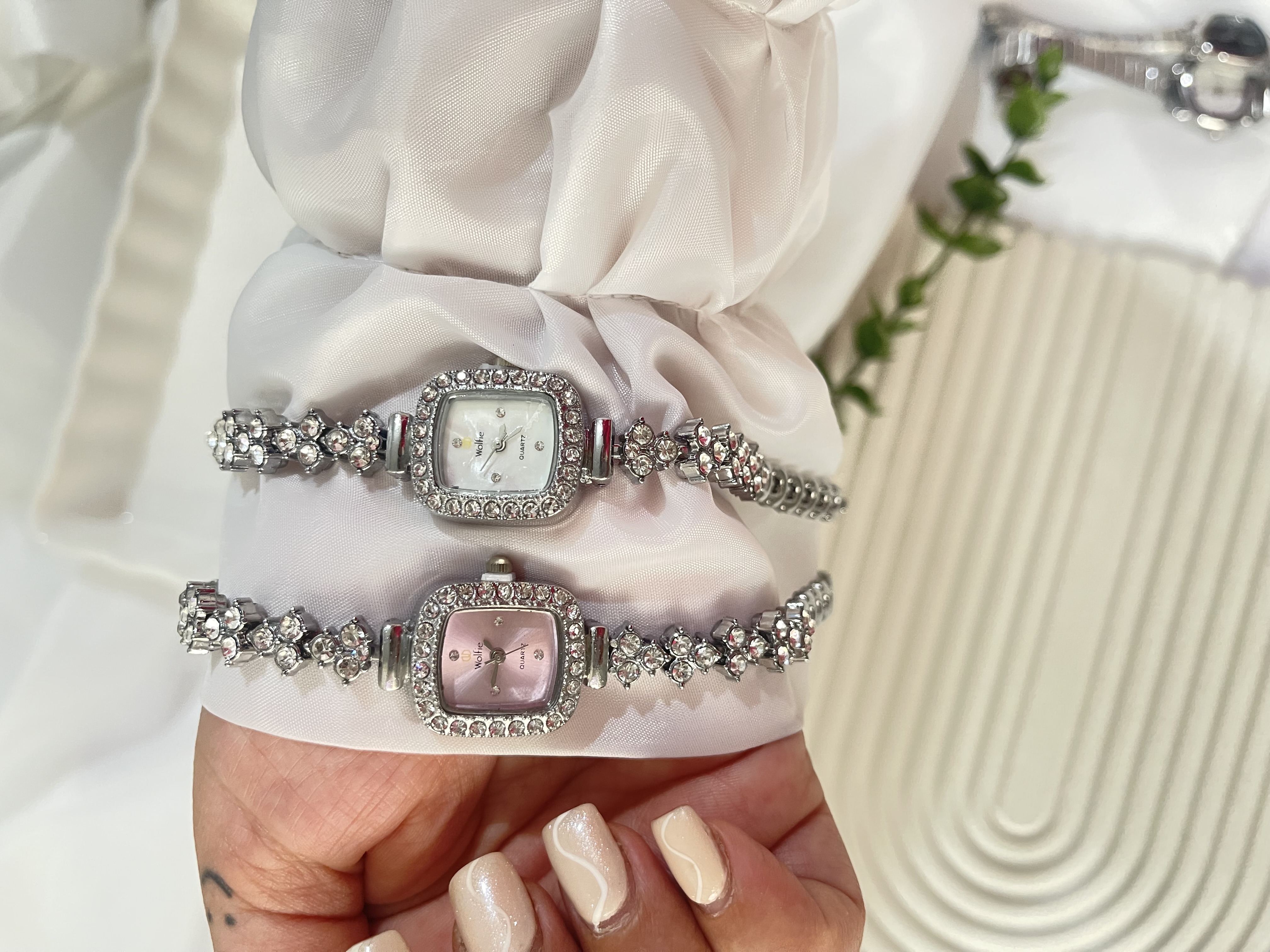 کد 126 ساعت مچی نگین دار ولفی